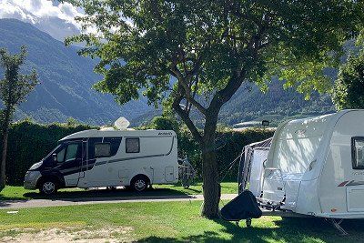 Wohnmobile mit Sat-Antenne auf dem Campingplatz