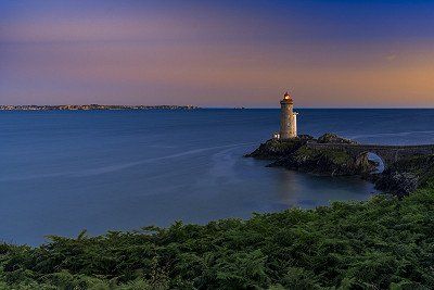 Leuchtturm an der Kueste der Bretagne bei Sonnenaufgang