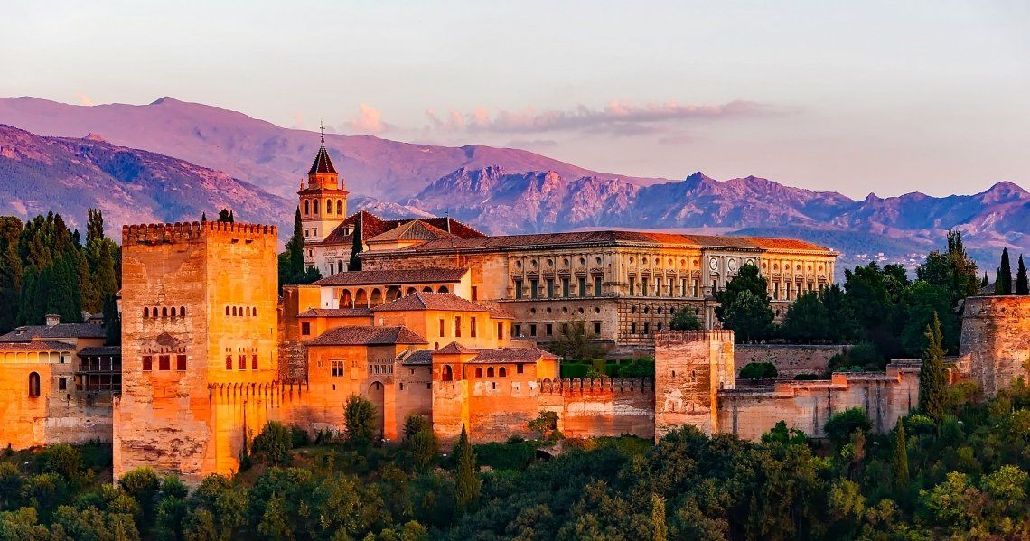 Alhambra at sunset in front of the mountains