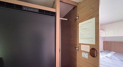 Schrank mit Kleiderstange im Corigon Reisemobil A 70 D