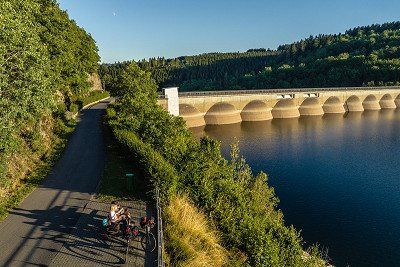 Radfahrer an der Oleftalsperre