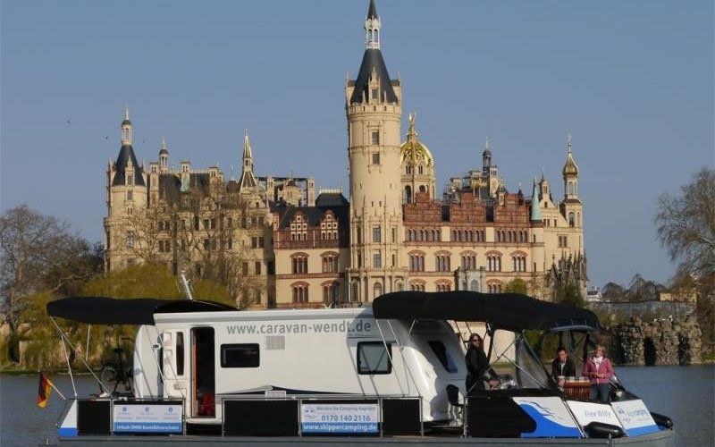Mit dem Hausboot zum Schloss Schwerin skippercamping Hausboot Mit dem Hausboot zum Schloss Schwerin skippercamping Hausboot