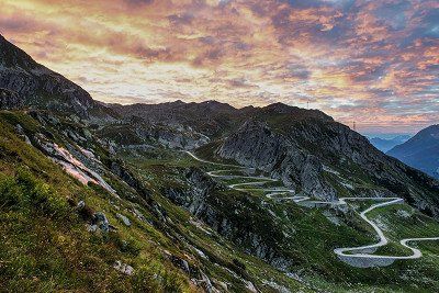 Blick von oben auf die alte Gotthard Passstrasse