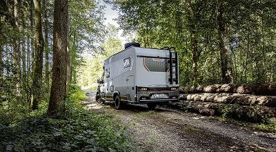 Dethleffs Wohnmobil Globebus Performance 4x4 im Wald von hinten