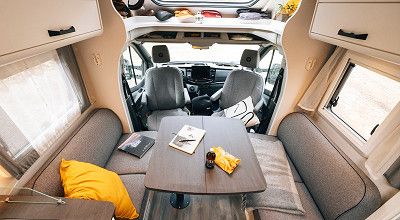 Laengssitzgruppe mit Klapptisch im Sunlight Wohnmobil UNLTD T7433S