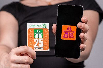 Klebevignette und symbolische E-Vignette 2025 für die Schweiz