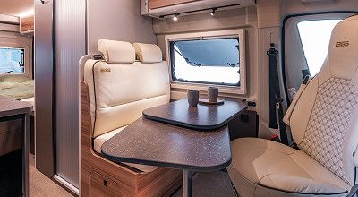 Halbdinette im Wohnbereich des B66 640 C von Bürstner