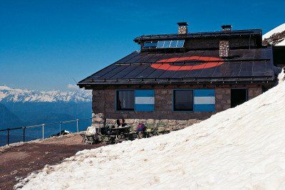 Rifugio Prospero Marchetti unterhalb des Monte-Stivo-Gipfels mit Schneeresten