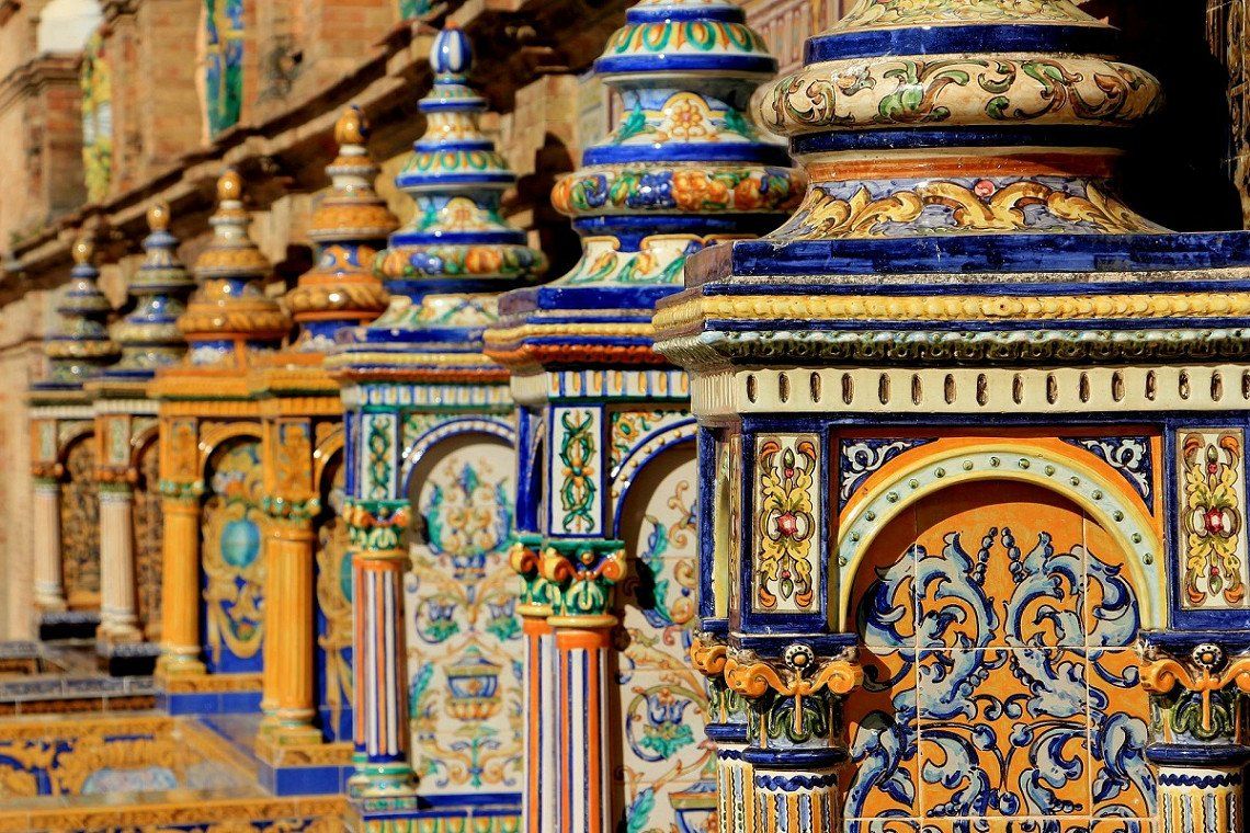 Säulen mit Keramikfliesen, Plaza de Espana, Sevilla