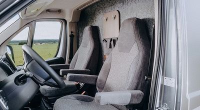 Durch Trennwand abgeteiltes Fahrerhaus im Carado Campervan CV541 pro