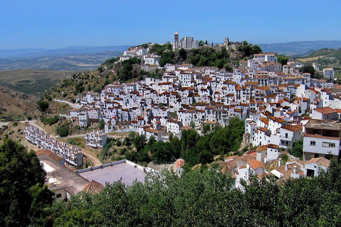 Blick von oben auf das Dorf Casares in Andalusien