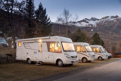 Hymer Wohnmobile mit Innenbeleuchtung auf dem Campingplatz