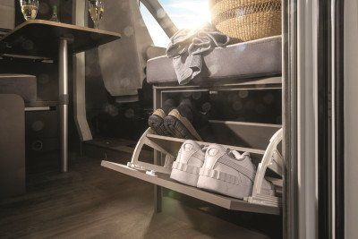 Jetzt bei LMC entdecken, was neben dem Schuhregal noch alles serienmäßig an Bord des Tourer Ford ist.