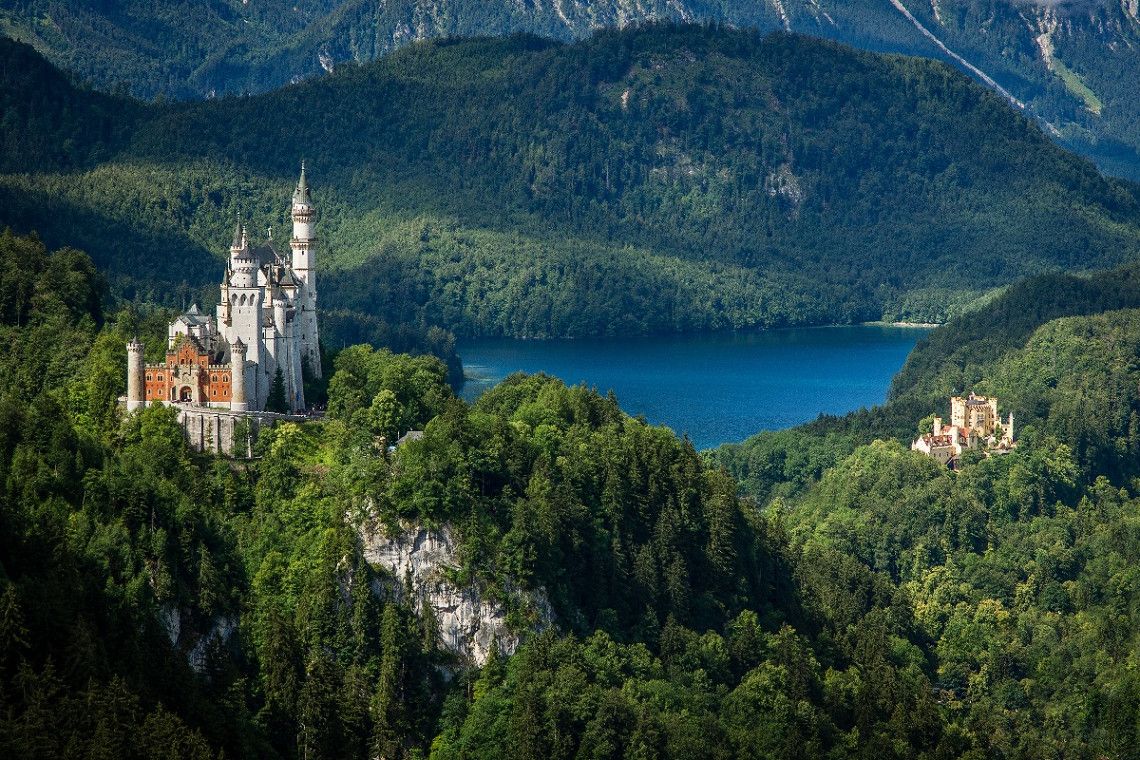 Schloss Schwanstein umgeben von Bergen und See