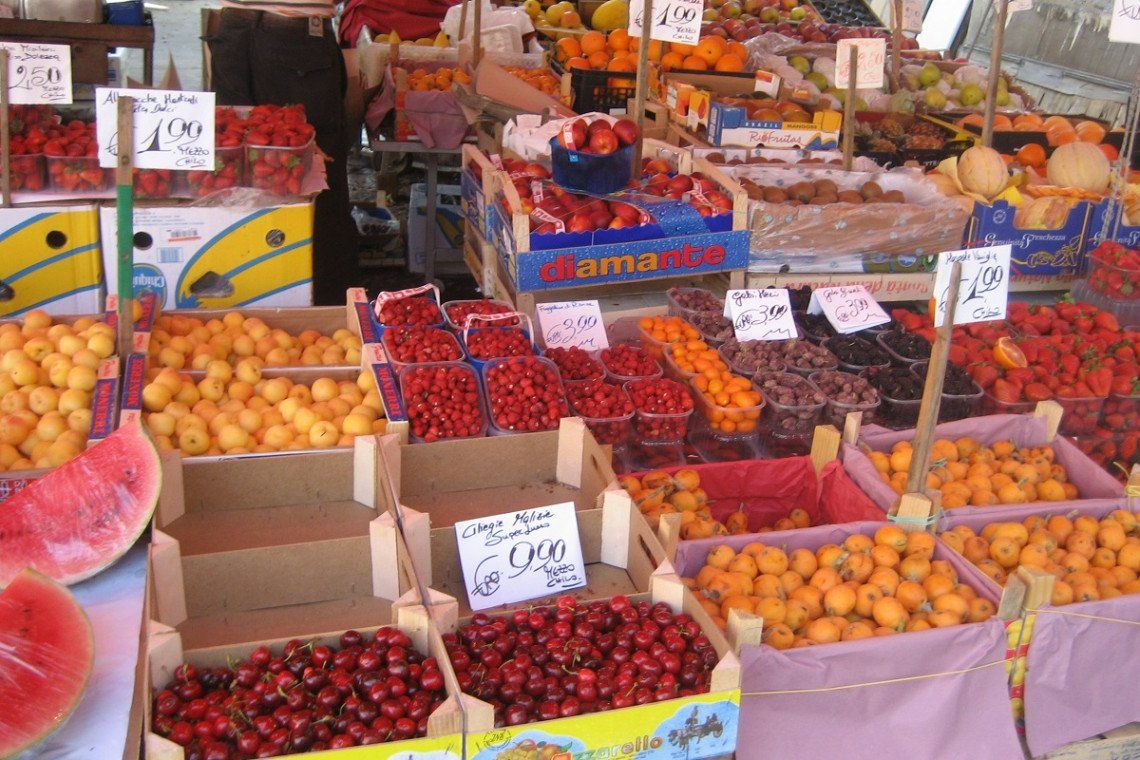 Vers fruit op de markt in Palermo, Sicilië