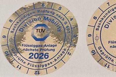 Plaketten für die G 607 Gasprüfung des TÜV Süd für 2026