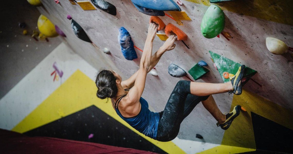 Frau beim Bouldern in der Boulderhalle