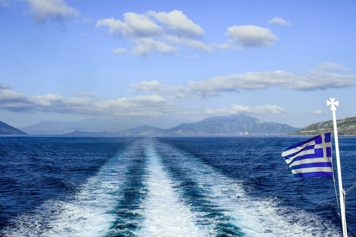 Schiff mit Griechenlandflagge auf dem Meer