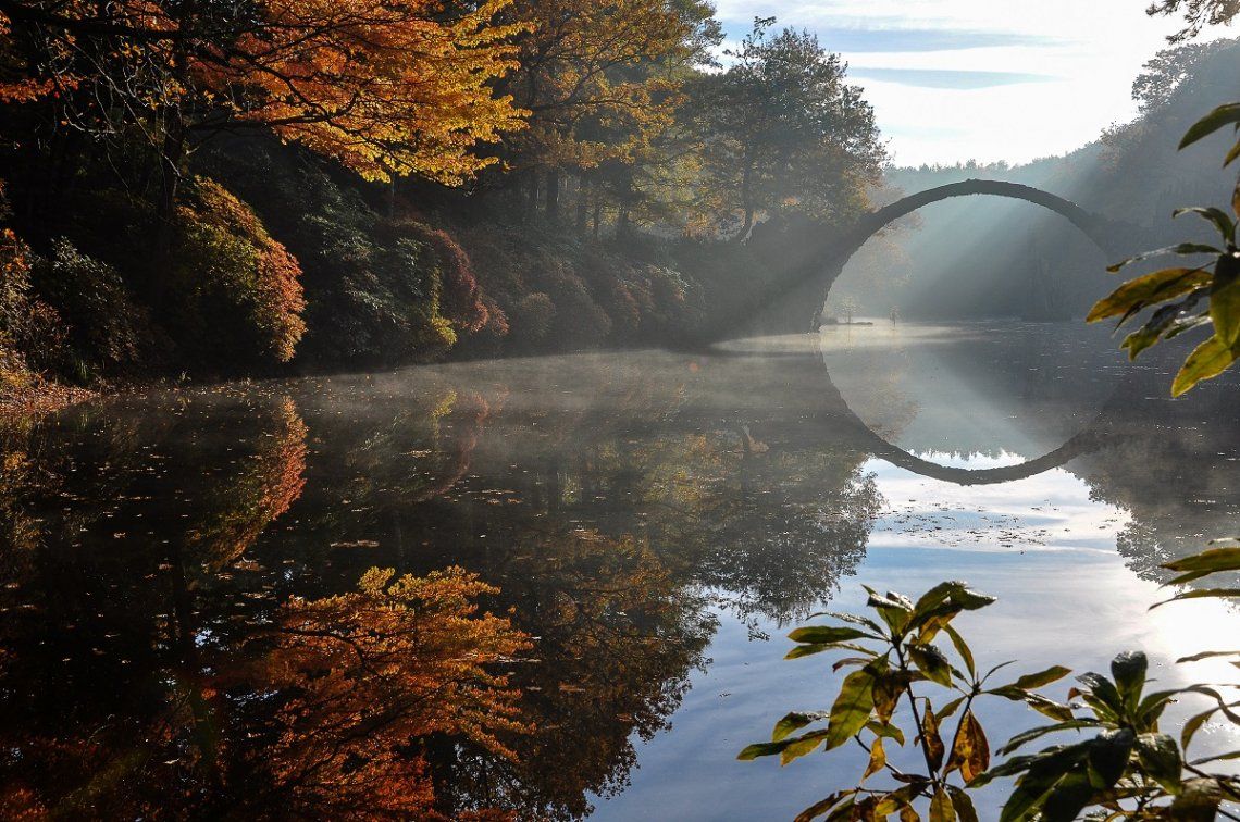 Rakotzbrücke im Herbst im Kromlauer Rhododendronpark