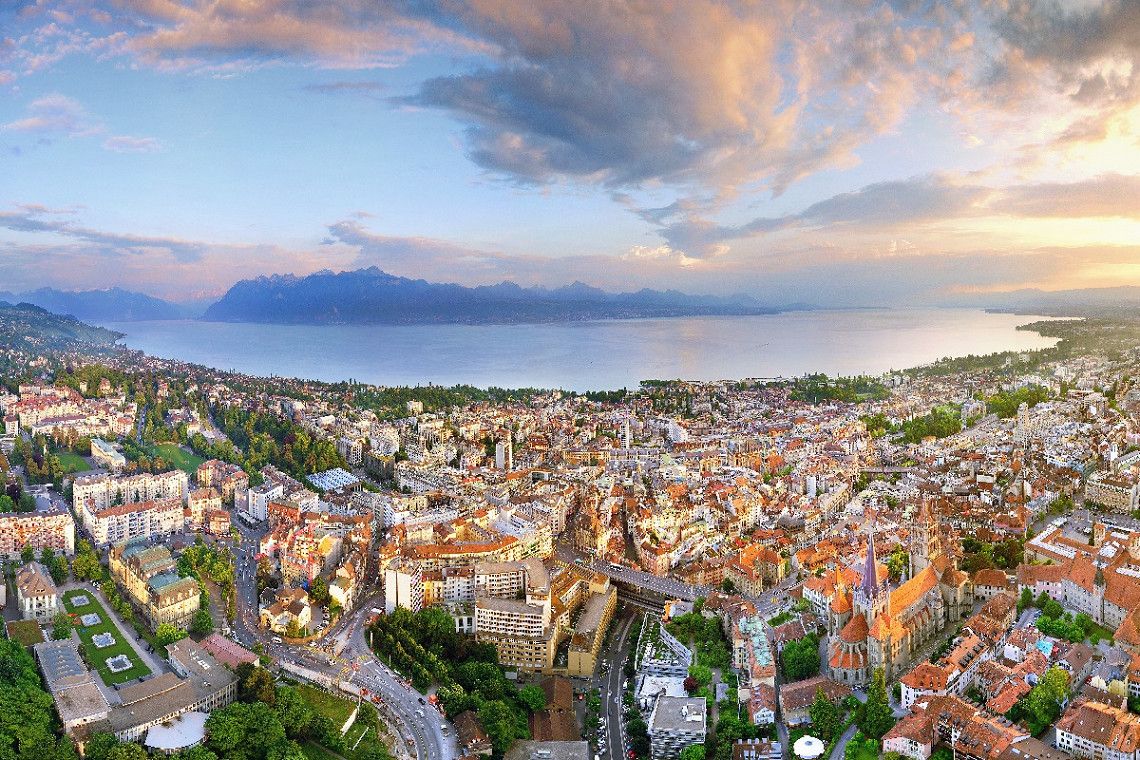 Blick von oben auf Lausanne und den Genfer See