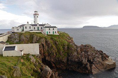 Leuchtturm Fanad Head auf den Klippen des Atlantik, Irland