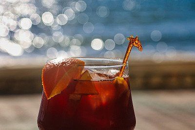 Spanische Sangria mit Orange am Strand