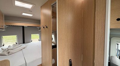 Falttuer im Bad des Sunlight Campervans Cliff 4x4 Greentrek 