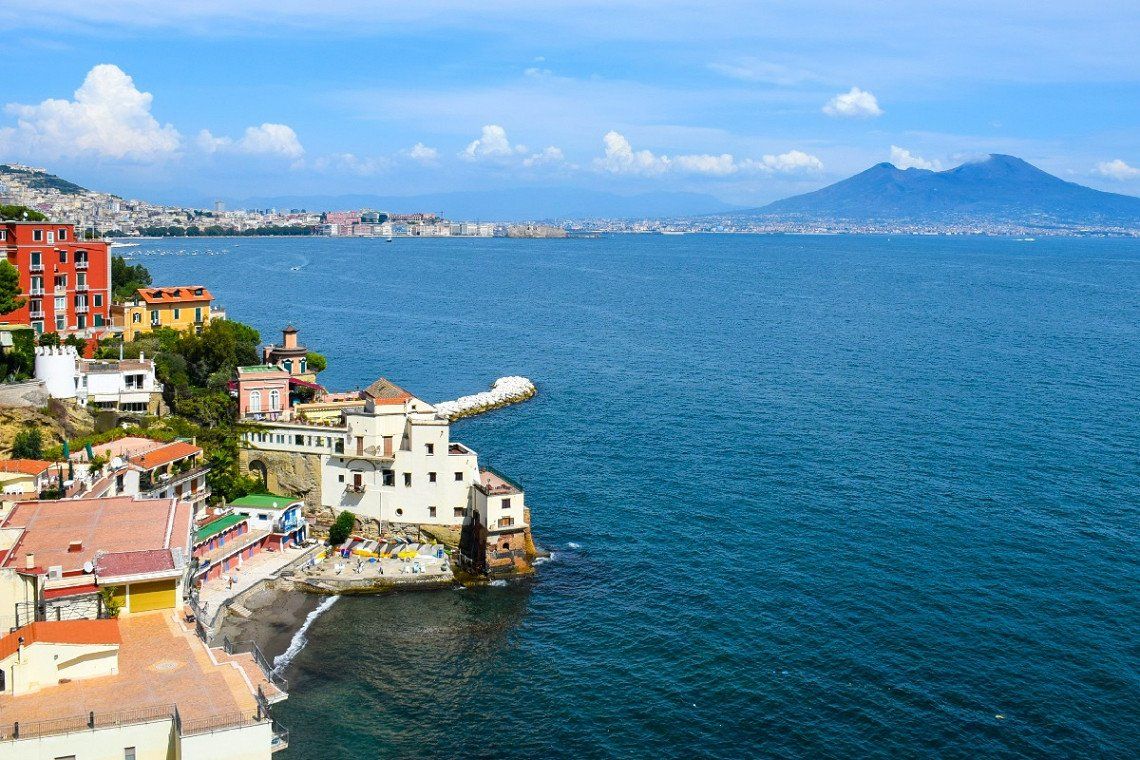 Blick von Neapel übers Meer auf den Vesuv