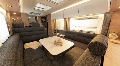 Rundsitzgruppe im Heck des Dethleffs Wohnmobils XL A 7822-2