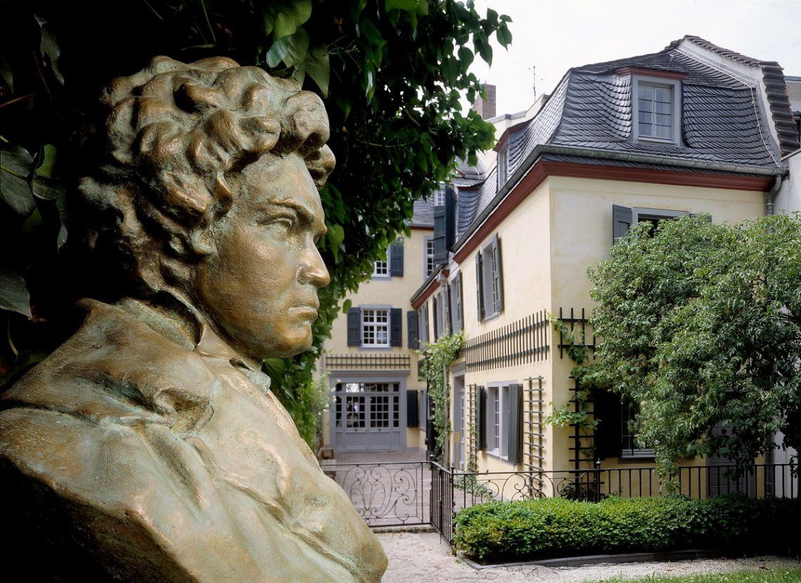 Das Beethoven-Haus in Bonn vom Garten aus gesehen