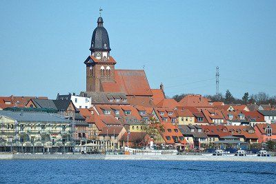 Uitzicht op de stad Waren vanaf de Müritzsee