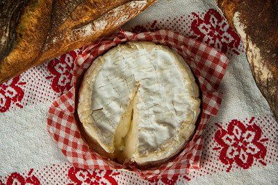 Camembert und Baguette