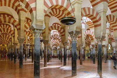 Säulenbereich im Inneren der Mezquita in Cordoba