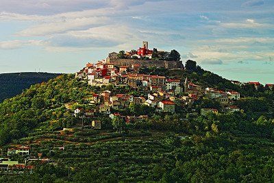 Blick auf das Städtchen Motovun auf einem Hügel