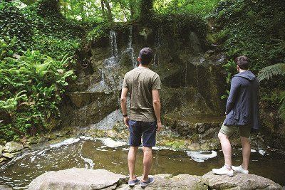 Wasserfall über Felsen in den Gärten von Blarney Castle