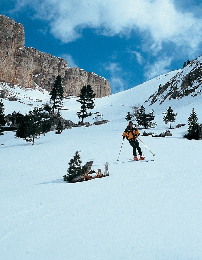 Skitourengeher bei der Skiabfahrt durch das Chedultal vor Dolomitenpanorama