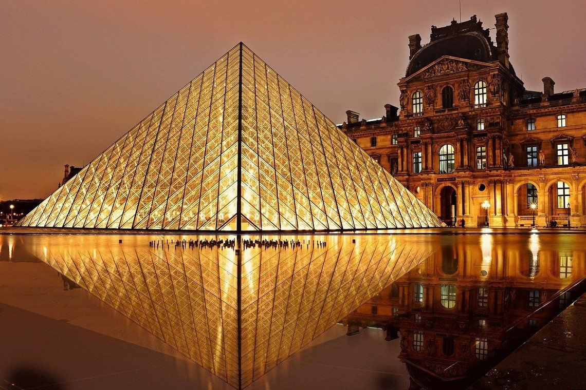 beleuchtete Glaspyramide im Innenhof des Louvre