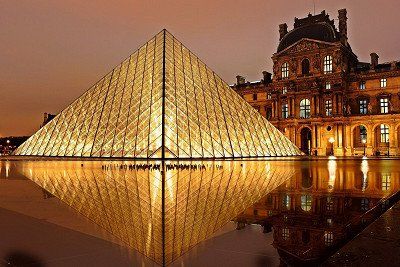 beleuchtete Glaspyramide im Innenhof des Louvre