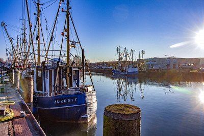 Klassische Krabbenkutter im Hafen von Buesum