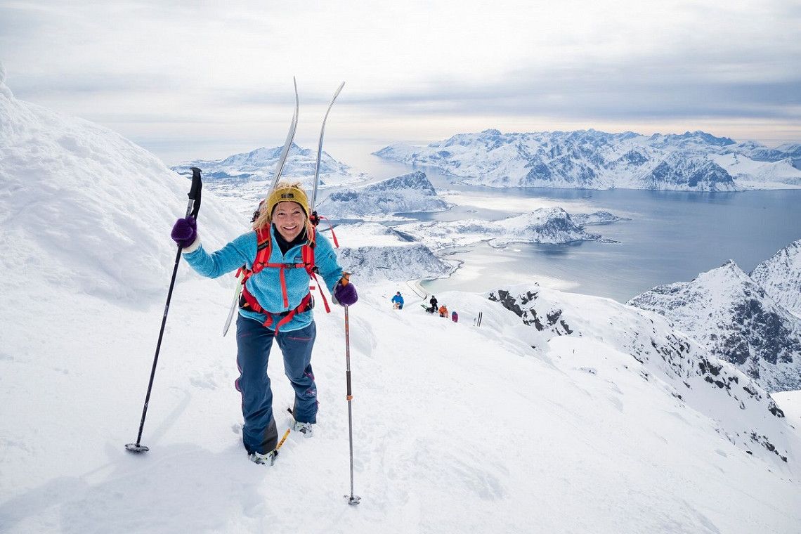 Skitourengeher auf den Himmeltind auf den Lofoten