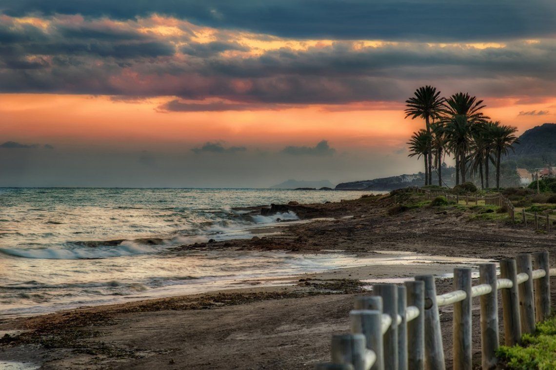 Zonsondergang op het strand van Almeria