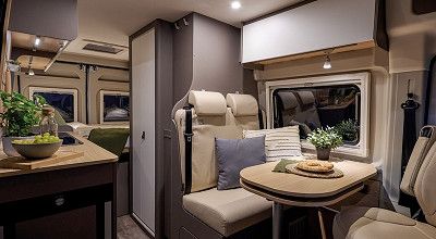 Wohnbereich im Innern des LMC Campervans Innovan 603