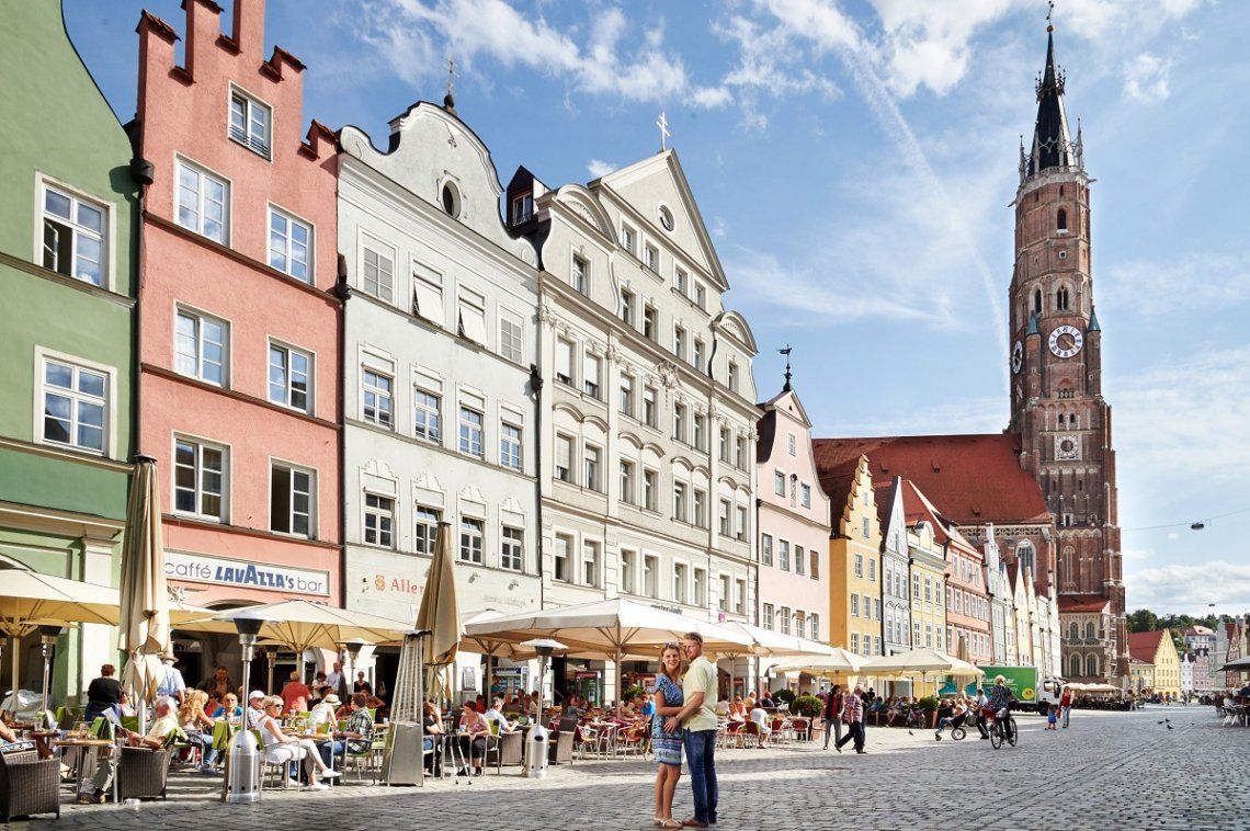 Historische Gebäude und Basilika in Landshut