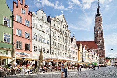 Historische Gebäude und Basilika in Landshut