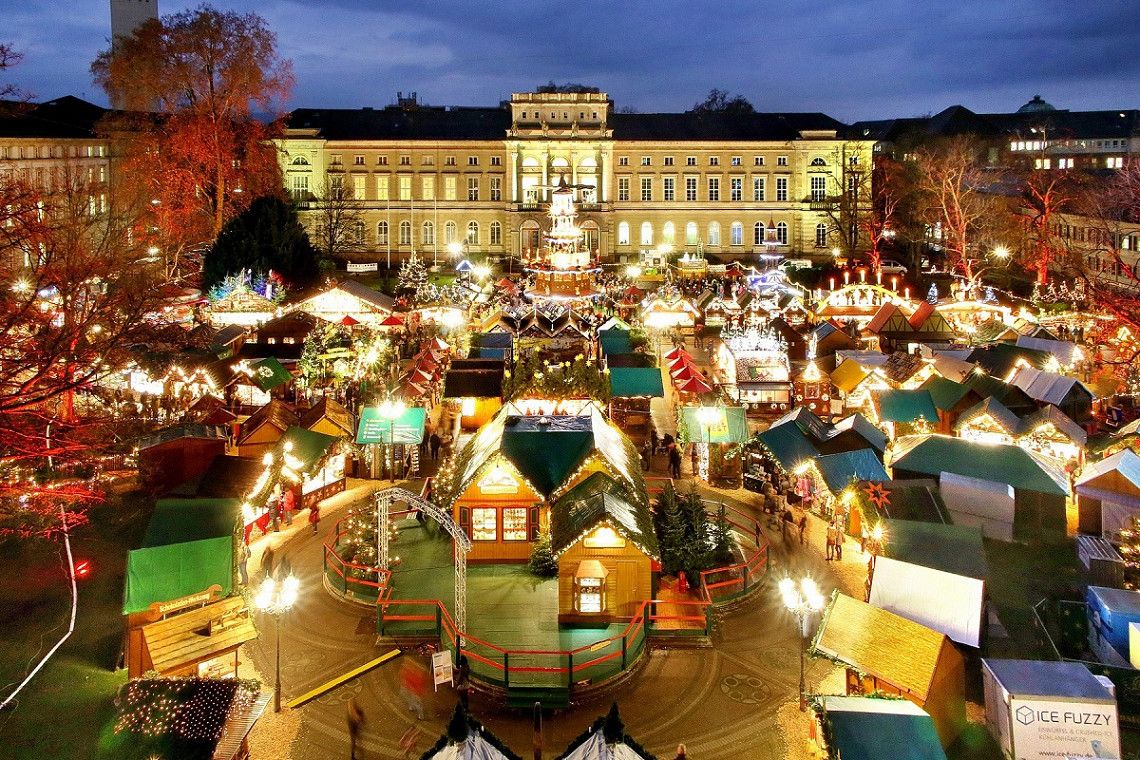 kerstmarkt op de Friedrichsplatz in Karlsruhe