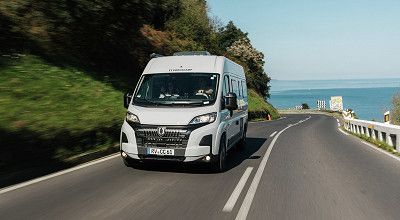 Crosscamp Campervan ELMNT 6.0 DS auf Strasse am Meer in Spanien