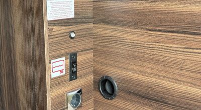 Schalter für das elektronische Abwasserventil in der Heckgarage des Laika Wohnmobils Ecovip H 2109