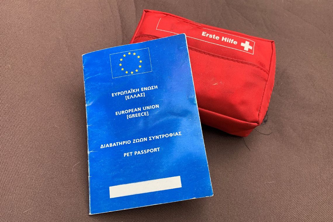 EU-Heimtierpass und Erste-Hilfe-Set für die Reise