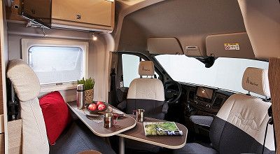 Sitzgruppe im Campervan Bürstner Lineo C 4x4 mit Black Forest Design