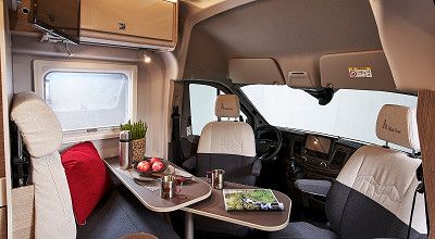 Sitzgruppe im Campervan Bürstner Lineo C 4x4 mit Black Forest Design 